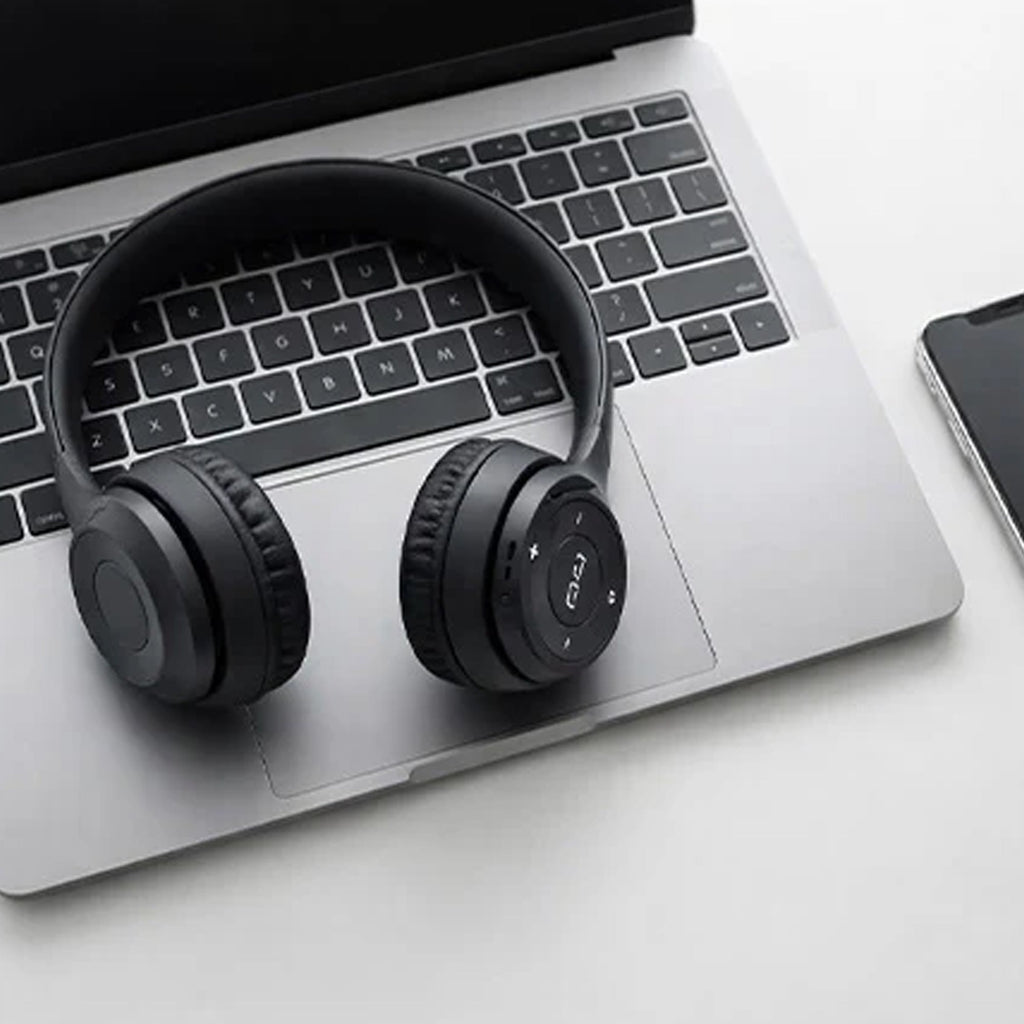 P47 Bluetooth Headphones with Foldable Design Blynk